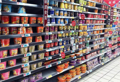 超市貨架何以屢屢告急？剖析四類易搶購食品背后的消費心理與市場邏輯